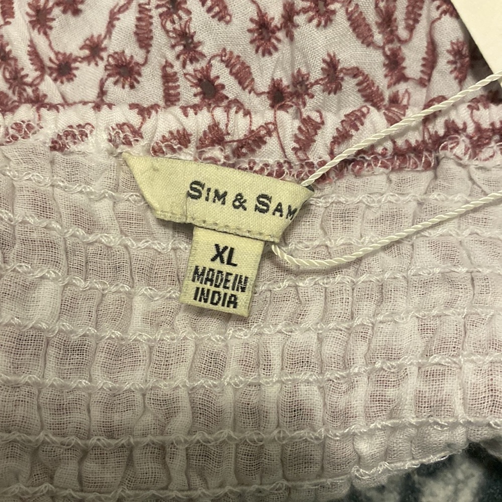 Floral Embroided Top - Picture 3 of 3